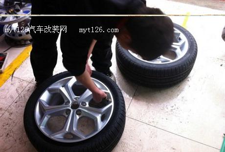 福克斯更换17寸大脚及卡钳喷漆图3 