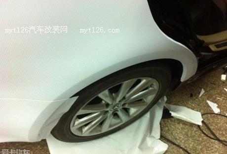 雷克萨斯改装亚光白及碳纤维黑顶图4 