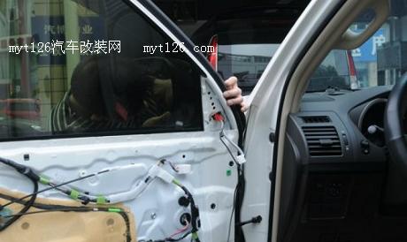 普拉多升级全景倒车影像 消除盲区 