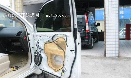 普拉多升级全景倒车影像 消除盲区 