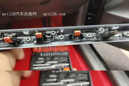 自己动手安装长安UNI-V中置喇叭教程