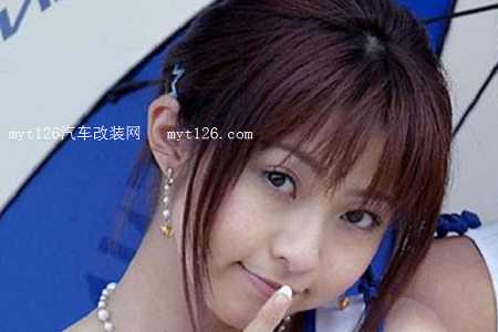 漂亮女学生妹跑去做车模