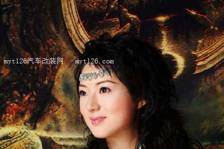 民族风情很怡静的漂亮女孩