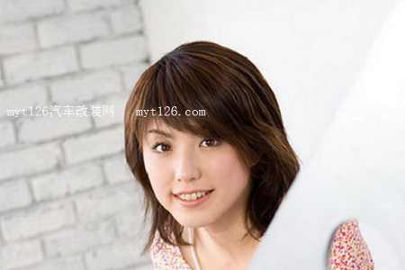 大眼睛的居家女人