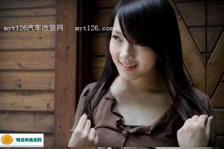 木屋里的清纯而又粉嫩的美少女